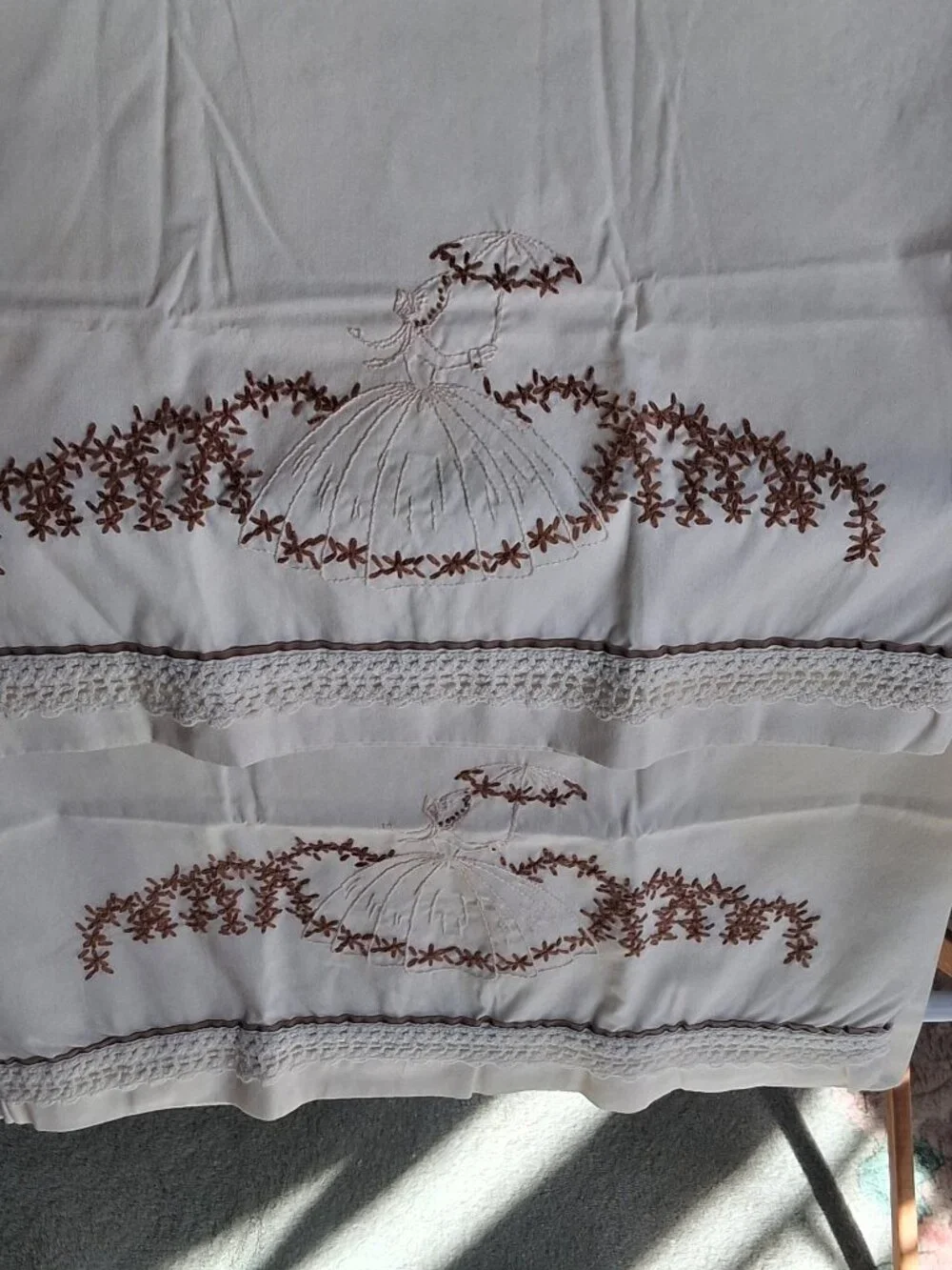 Vintage Hand‑Embroidered Southern Belle Pillowcase Set (4) Crochet Trim - Picture 5 of 11